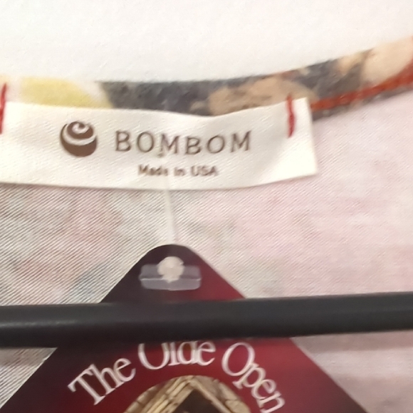 Floral Short Sleeve Women's Top - Picture 2 of 8